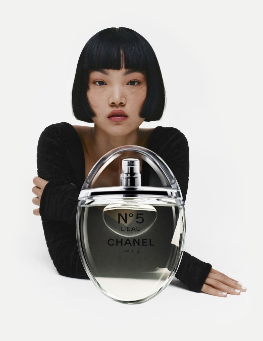 CHANEL N°5 je ďalekosiahla mozaika, ktorá presahuje míňanie času a zachováva si éterickú ľahkosť možnosti vo svojej voňavej stope CHANEL N°5 je ďalekosiahla mozaika, ktorá presahuje míňanie času a zachováva si éterickú ľahkosť možnosti vo svojej voňavej stope