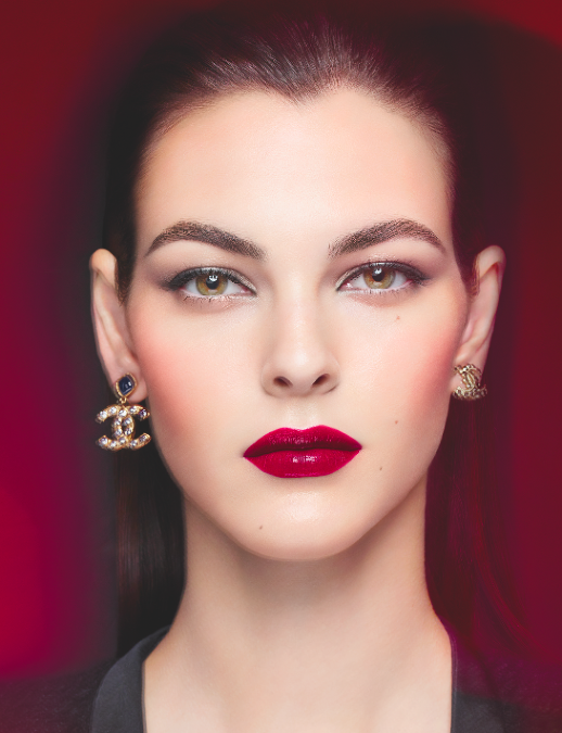 CHANEL predstavuje ROUGE ALLURE LAQUE, prvú doživotnú farbu pier ponúkajúcu extrémny lesk a intenzitu CHANEL predstavuje ROUGE ALLURE LAQUE, prvú doživotnú farbu pier ponúkajúcu extrémny lesk a intenzitu