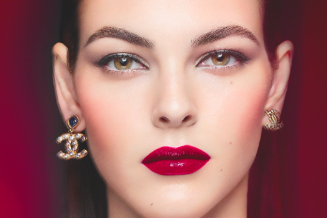CHANEL predstavuje ROUGE ALLURE LAQUE, prvú doživotnú farbu pier ponúkajúcu extrémny lesk a intenzitu