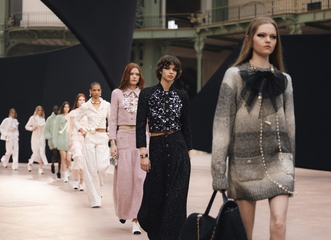 CHANEL jeseň/zima 2025/26 ako divadlo snových ilúzií: Hra s kontrastami a typické prvky ako mašle a perly CHANEL jeseň/zima 2025/26 ako divadlo snových ilúzií: Hra s kontrastami a typické prvky ako mašle a perly