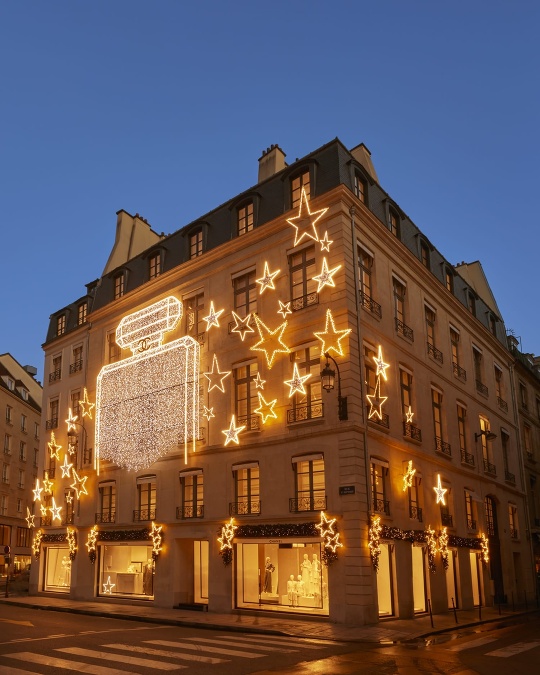 Butik bol otvorený v roku 2018 na rohu rue Dupho a rue Saint-Honoré a rue Cambon, len pár krokov od historickej adresy CHANEL, čísla 31