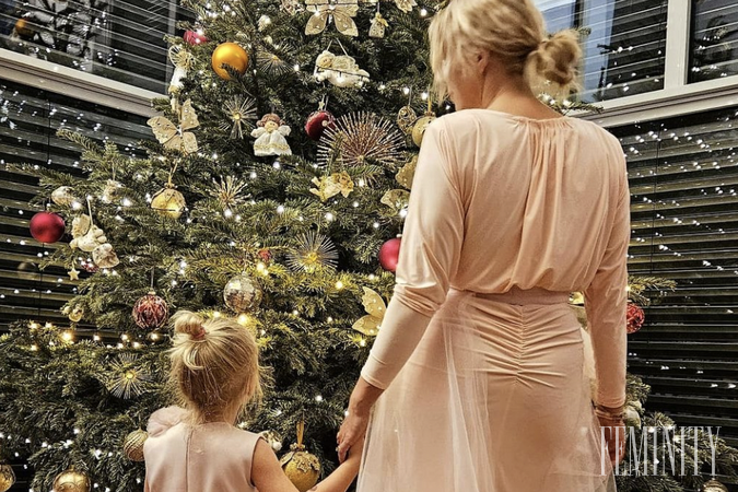 Najkrajšie stromčeky známych tvárí v roku 2023: Veronika Cifrová s malou ako princezné a ako to vyzeralo doma u Dary Rolins?