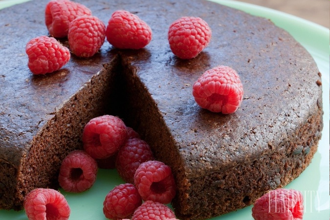 Rýchla hrnčeková čokoládová torta s ovocím