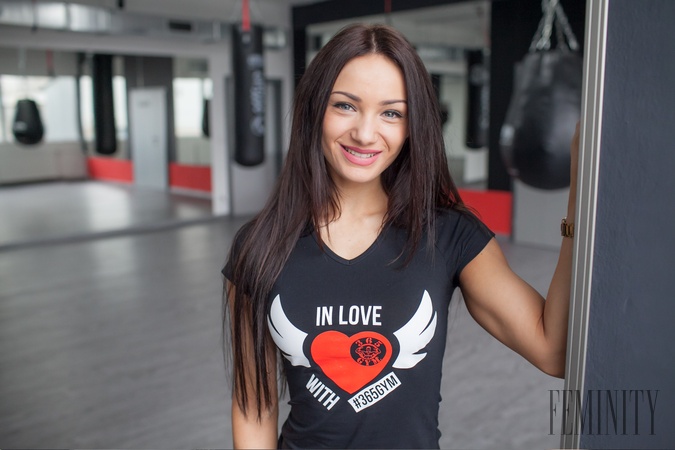 Zacvičte si s fitness trénerkou Veronikou Fidlerovou jednoduchú zostavu na bruško