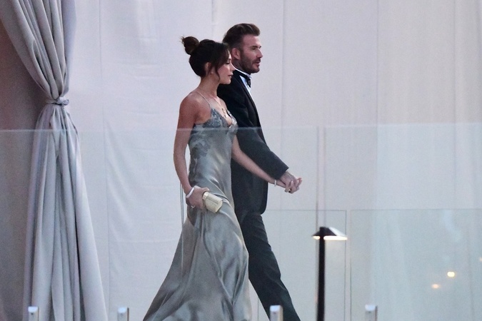Victoria Beckham ohúrila na synovej svadbe nezvyčajným outfitom