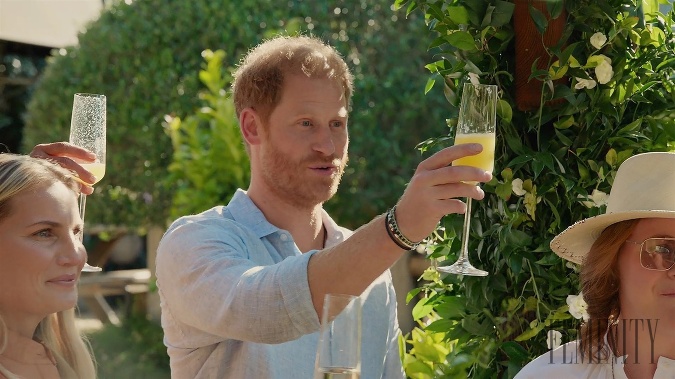 Harry spolu s deťmi, Archiem a Lilibeth, Meghan k jej kuchárskej šou blahoželali. Dostala od nich kyticu a ručne robenú pohľadnicu. Harry spolu s deťmi, Archiem a Lilibeth, Meghan k jej kuchárskej šou blahoželali. Dostala od nich kyticu a ručne robenú pohľadnicu.