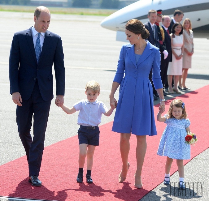 Hoci má María s deťmi skutočne blízky vzťah, v momente, keď vyjdú z lietadla, kráľovské deti držia za ruku svoju mamu Kate. 