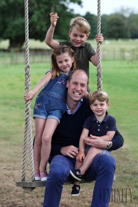 Aj táto fotografia kráľovskej rodiny zobrazuje radostnú a uvoľnenú rodinnú chvíľu s otcom, princom Williamom. 