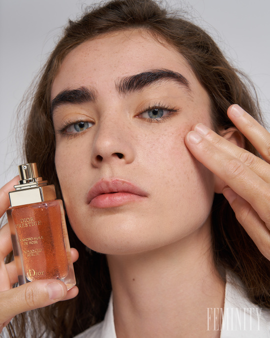 Ako prvú urobil rutinu Dior Prestige Skincare aplikovaním mikro-krému de Rose, následne séra Micro-Serum de Rose Yeux a následne Micro-Huile de Rose Advanced séra