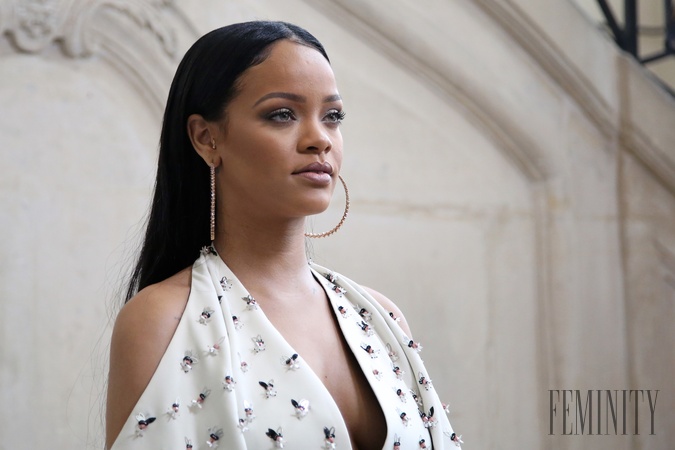 Pred 10 rokmi získala speváčka Rihanna cenu Fashion icon. za aký model?
