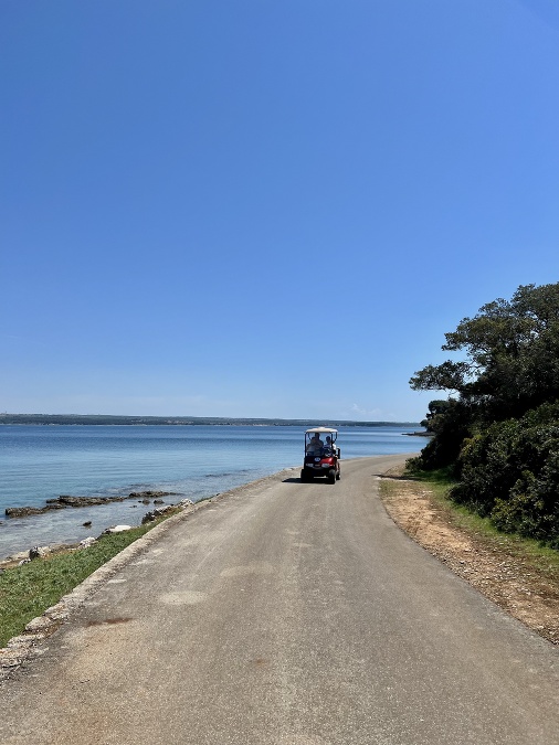 Po ostrove sa pohybujete na golfových buggy