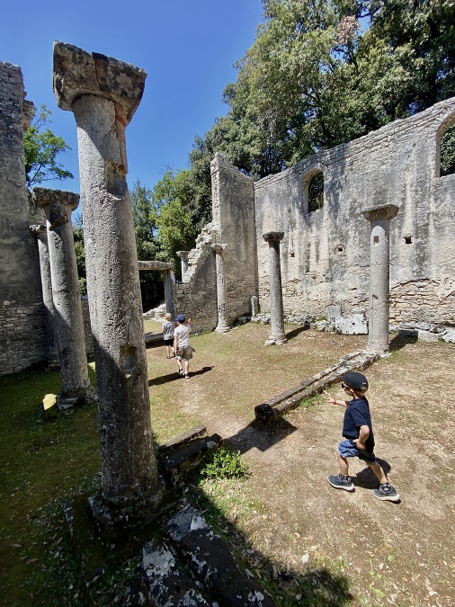 Určite si mimo zvierat pozrite a zbytky byzantskej tvrdze z 2. storočia pred n. l. 