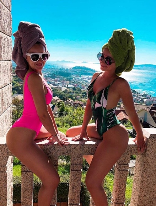 Pozdravy na svojej sociálnej sieti so slnkom zaliateho Španielska poslalo svojim fanúšikom aj spevácke duo Twiins, Veronika a Daniela Nízlové Pozdravy na svojej sociálnej sieti so slnkom zaliateho Španielska poslalo svojim fanúšikom aj spevácke duo Twiins, Veronika a Daniela Nízlové