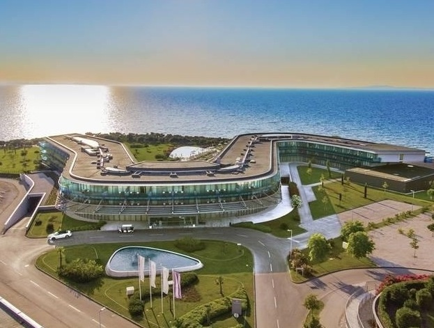 Samotný rezort Falkensteiner Hotel & Spa Iadera, sídli na súkromnom polostrove Punta Skala 12 km od mesta Zadar