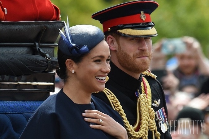 Na prstenníku ľavej ruky vojvodkyne Meghan sa leskol nový prsteň. Za čo ho dostala?