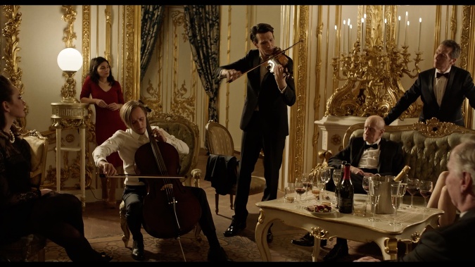Bartosz Bielenia sa špeciálne pre potreby filmu naučil nielen hrať na violončele, ale aj rozprávať po slovensky a po nemecky Bartosz Bielenia sa špeciálne pre potreby filmu naučil nielen hrať na violončele, ale aj rozprávať po slovensky a po nemecky