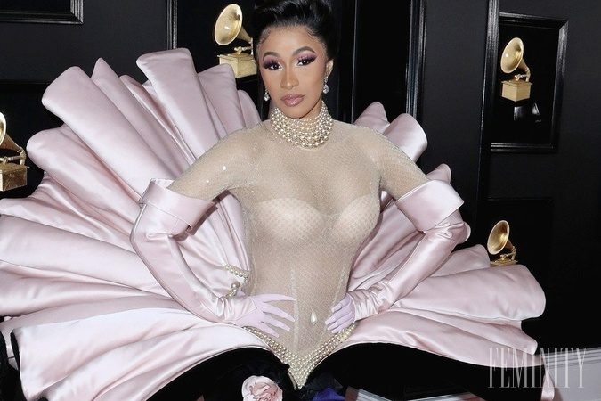 O speváčke Cardi B už dávno vieme, že rada vyčnieva z davu a nestalo sa inak ani na červenom koberci na odovzdávaní cien Grammy