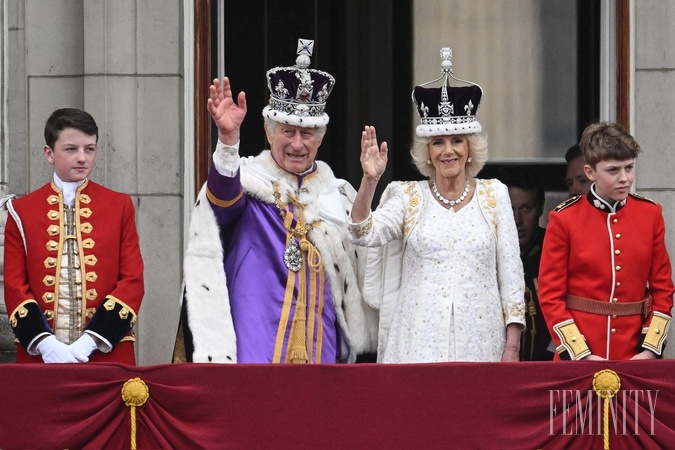 Kráľ Karol III. a kráľovná Camilla počas pozdravu ľudu z Buckinghamského paláca