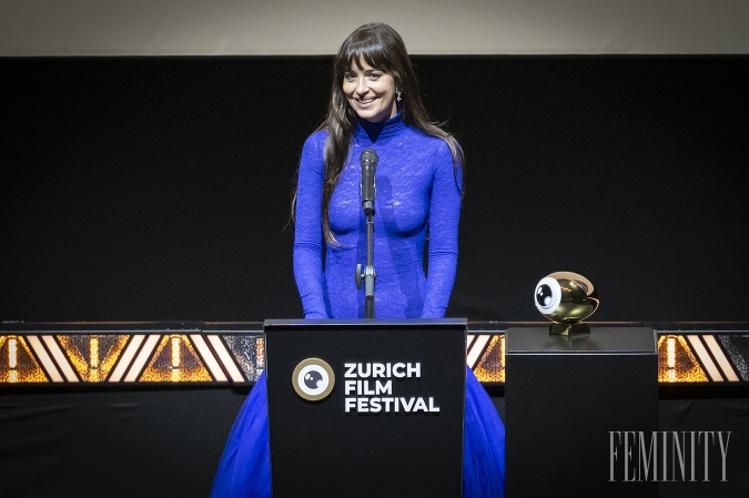 Svojmu priesvitnému, nahému vzhľadu ostala verná aj naposledy, keď sa objavila na filmovom festivale v Zürichu, kde bola aj ocenená. 