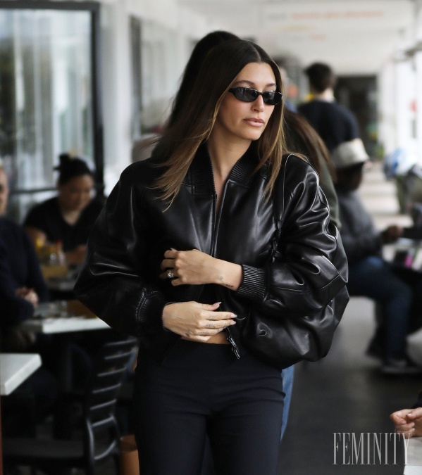 Hailey pociťuje Justinovu nedostatočnú motiváciu k jej osobe a znepokojuje ju to.“ 
