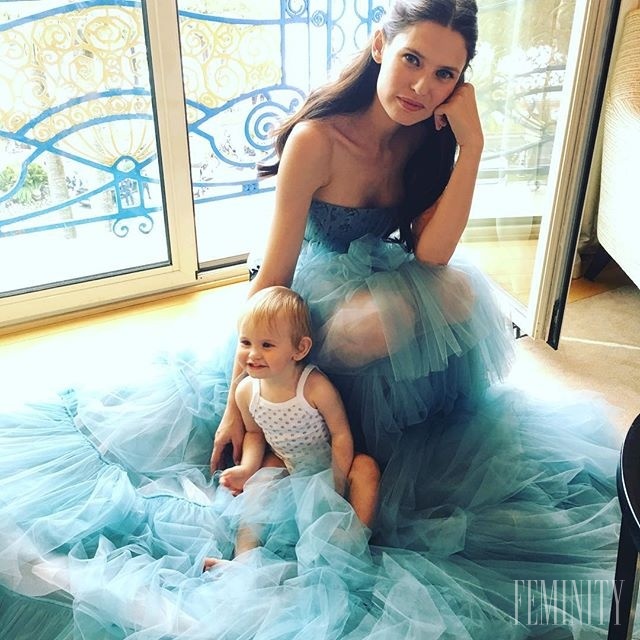 Krásna Bianca Balti sa len pár minút pred odchodom na červený koberec starala o svoju najmladšiu dcérku Krásna Bianca Balti sa len pár minút pred odchodom na červený koberec starala o svoju najmladšiu dcérku
