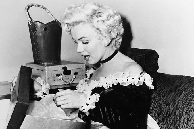Existuje niekoľko vzácnych fotografií z Vianoc nezabudnuteľnej filmovej hviezdy a sexidolu, Marilyn Monroe. Tu je jedna z nich...