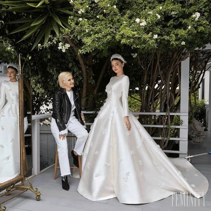 Miranda Kerr kráčala k oltáru v róbe s dlhým rukávom od módneho domu Dior
