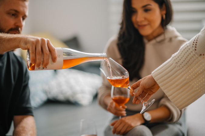 Každý člen má možnosť zvoliť si preferovaný druh vín na základe ktorých mu someliér pripravuje vždy nové vínne selekcie Každý člen má možnosť zvoliť si preferovaný druh vín na základe ktorých mu someliér pripravuje vždy nové vínne selekcie