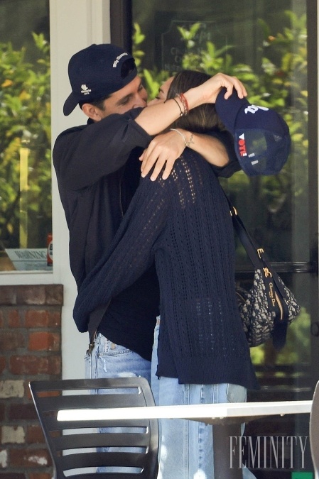 Jessica Alba bola nedávno prichytená paparazzmi pri vášnivých bozkoch s hercom známym z filmu Top Gun, Dannym Ramirezom. Jessica Alba bola nedávno prichytená paparazzmi pri vášnivých bozkoch s hercom známym z filmu Top Gun, Dannym Ramirezom.