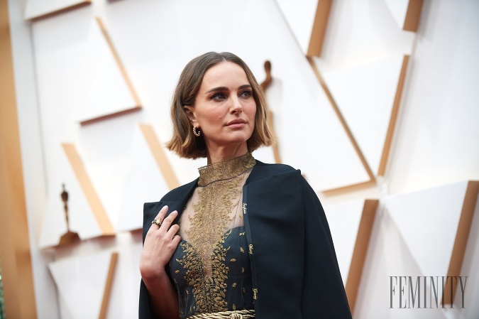 Scény medzi Portman a Moore sú tak intenzívne, že film je sledom akýchsi psychosexuálne nabitých sérií stretnutí, počas ktorých stierajú svoje identity. Scény medzi Portman a Moore sú tak intenzívne, že film je sledom akýchsi psychosexuálne nabitých sérií stretnutí, počas ktorých stierajú svoje identity.