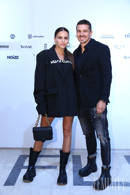 Módna dizajnérka Jana Kurilak prišla na prehliadku v stylingu, charakteristickom pre jej vlastnú tvorbu Kura Collection Módna dizajnérka Jana Kurilak prišla na prehliadku v stylingu, charakteristickom pre jej vlastnú tvorbu Kura Collection