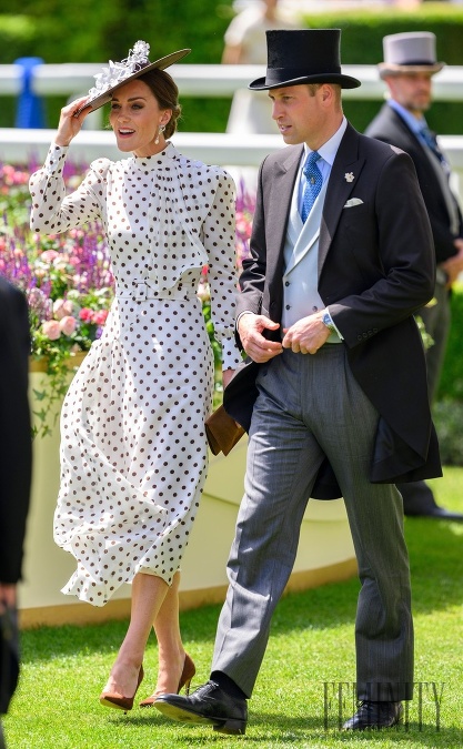 Módny výtvor Alessandry Rich si vojvodkyňa z Cambridge obliekla aj na známe podujatie Royal Ascot na začiatku leta. Módny výtvor Alessandry Rich si vojvodkyňa z Cambridge obliekla aj na známe podujatie Royal Ascot na začiatku leta.
