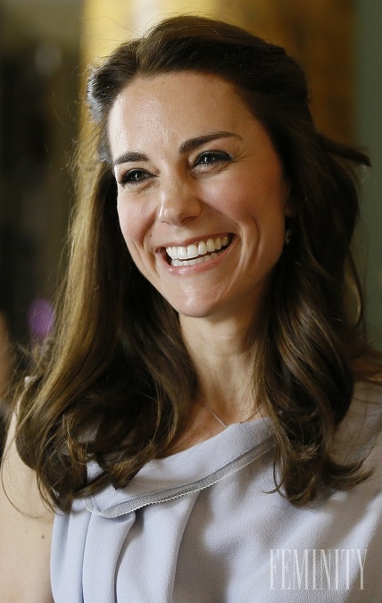 Kate v dlhších a zopnutých vlasoch