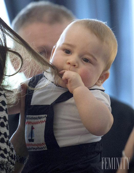 George je naozaj roztomilý a takto sa hrá s vlasmi svojej mamičky