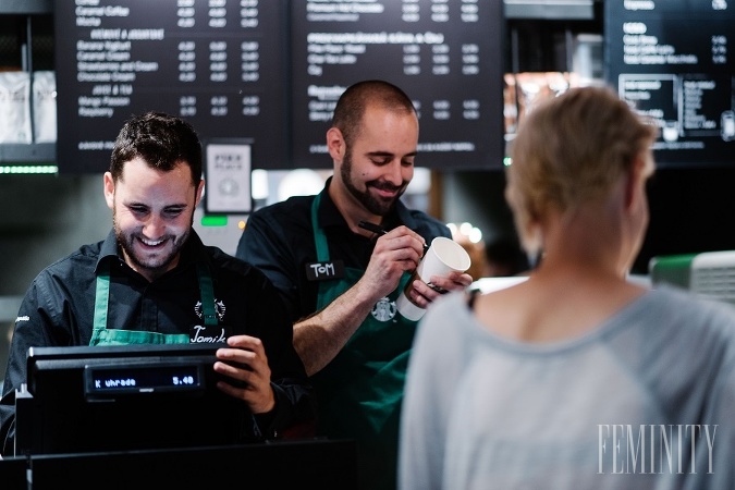 Ako hold prvej kaviarni Starbucks na Slovensku je pri vchode kresba prvej kaviarne Starbucks na Pike Place Market v Seattli Ako hold prvej kaviarni Starbucks na Slovensku je pri vchode kresba prvej kaviarne Starbucks na Pike Place Market v Seattli
