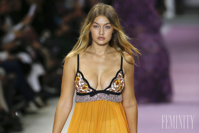 Modelka Gigi Hadid na prehliadke Giambattistu Valli