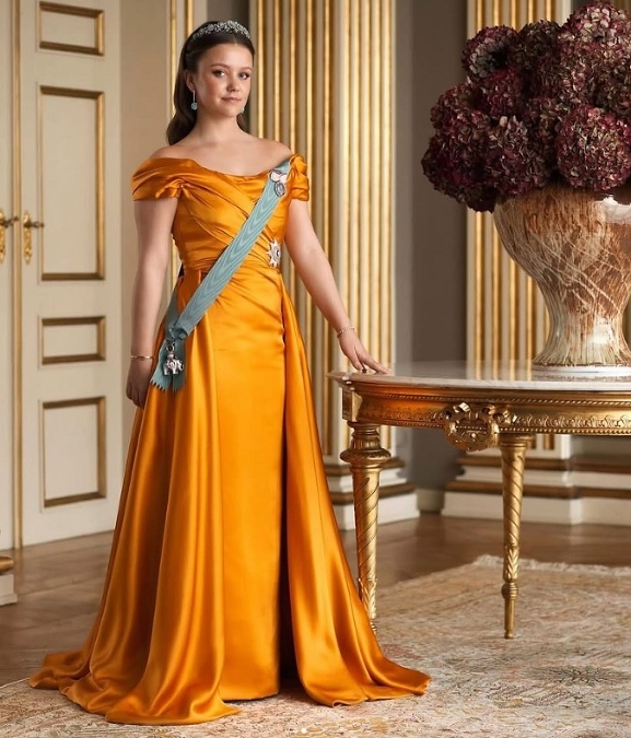 Svojím debutom s tiarou a vekom dospelosti sa stala princezná Isabella oficiálne členkou Rádu slona, najprestížnejšieho rytierskeho rádu v Dánsku. Svojím debutom s tiarou a vekom dospelosti sa stala princezná Isabella oficiálne členkou Rádu slona, najprestížnejšieho rytierskeho rádu v Dánsku.