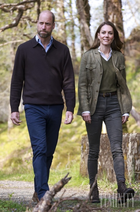 William a Kate zlepšujú mienku o kráľovskej rodine