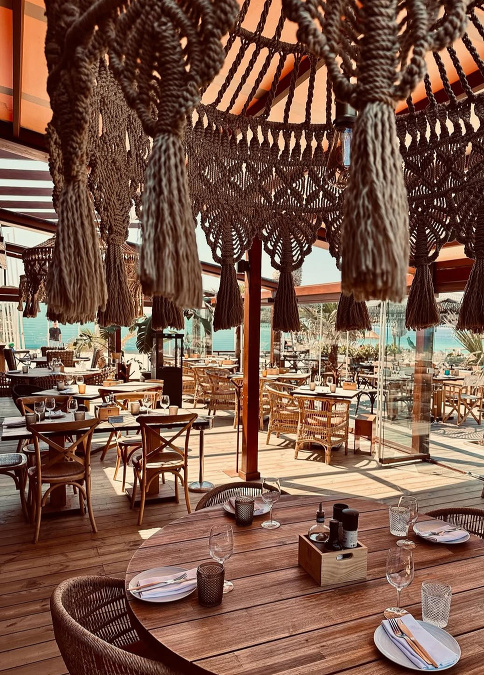 Boho atmosféra, pieskové duny a borovicové lesy