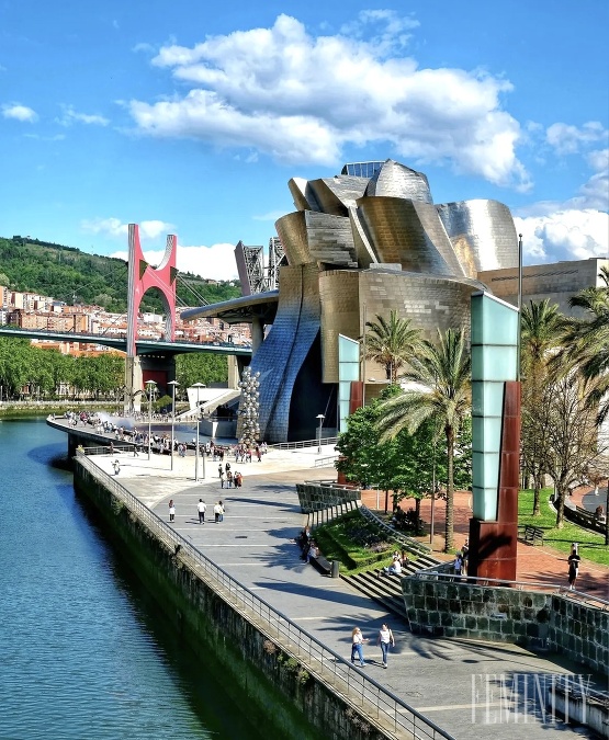 Jesenná návšteva je ideálna, keďže ulice sú živé, no nie preplnené turistami a v tapas baroch to pulzuje až do noci