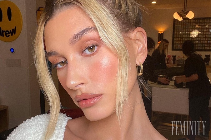Dokonalý glowy make -up podľa Hailey Bieber