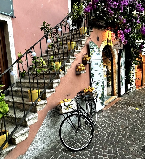 Limone, kedysi chudobná rybárska dedinka, dnes patrí medzi najmalebnejšie destinácie jazera