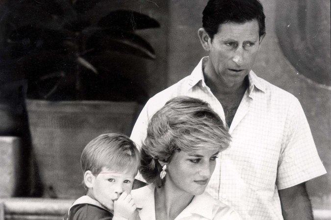 Charles a princezná Diana držiac v náručí svojho mladšieho syna Harryho