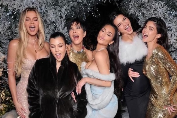 Tohtoročný vianočný večierok slávnych a výstredných Kardashianiek je už teraz nezabudnuteľný. Kto na ňom nechýbal?