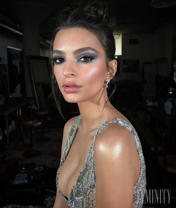 Emily Ratajkowski s modrými a metalickými odtieňmi 