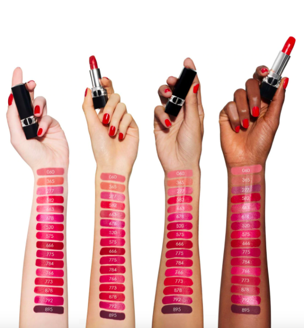 Rouge Dior je známy svojou kvetinovou starostlivosťou o pery, obohatenou o výťažky kvetov z červenej pivonky a granátového jablka Rouge Dior je známy svojou kvetinovou starostlivosťou o pery, obohatenou o výťažky kvetov z červenej pivonky a granátového jablka