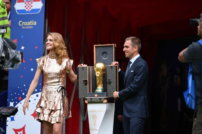 Philipp Lahm, legendárny nemecký futbalista a kapitán víťazného tímu na majstrovstvách sveta FIFA World Cup Brasil™ v roku 2014, sprevádzal túto trofej po boku Natalie Vodianové. Philipp Lahm, legendárny nemecký futbalista a kapitán víťazného tímu na majstrovstvách sveta FIFA World Cup Brasil™ v roku 2014, sprevádzal túto trofej po boku Natalie Vodianové.