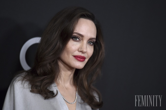 Angelina Jolie je odhodlaná pomáhať ľuďom, pracuje pre charitatívne organizácie a zlepšuje postavenie žien v spoločnosti.