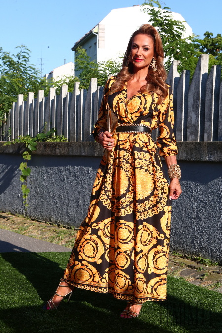 Fitnesska Zora Czoborová v šatách s aktuálne obľúbeným šatkovým vzorom