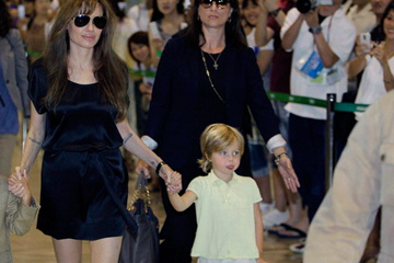 Angelina Jolie a jej dcéra Zahara v čižmičkách UGG Australia za približne 100 USD.